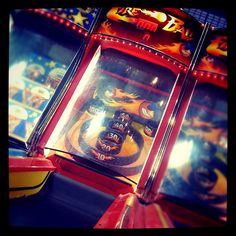 an old fashioned game machine is shown in this image, with the lights on it's sides