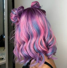 Cabelos coloridos azul e rosa Grey Hair With Pink Highlights, Hair Space Buns, Pink And Blue Hair, Unicorn Hair Dye, Unicorn Hair Color, Candy Hair, Hair Dyes