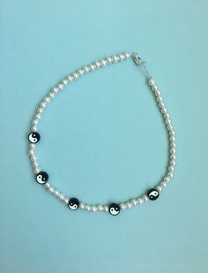 Yin Yang Choker handmade with love. Choker Pearl Necklace, Choker Pearl, Choker Handmade, Foot Bracelet, Jewelry Cute, Funky Jewelry, Pearl Choker, Choker Necklaces, Shoe Charms