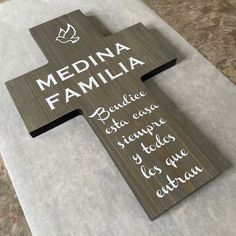 a wooden cross with the words medina familia on it