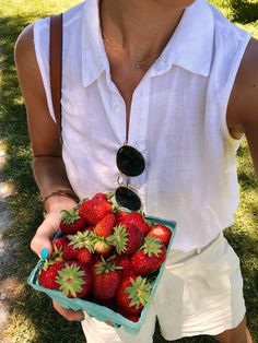 Cherry Picking Outfit Summer, Aesthetic Picnic Pictures, Berry Picking Outfit