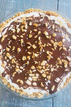 ice cream pie topped with chocolate and peanuts Drumstick Ice Cream, Ice Cream Pie, Ice Cream Cake Recipe, Cream Pie Recipes, Chocolate Pie, Cold Desserts, Ice Cream Pies