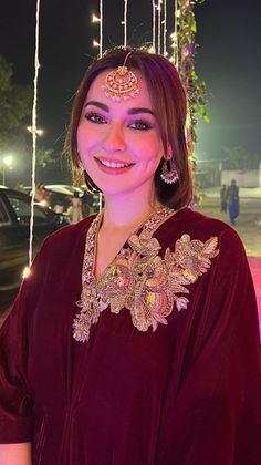 ❤ Hania Amir Smile, Hania Amir Makeup, Shadi Aesthetic, Hania Amir Dresses, Pakistani Velvet Dresses, Hania Aamir, Wedding Outfits For Women, Ring Ceremony, Hania Amir