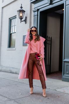 Pink And Burgundy Outfit, Outfits Leggins, Pink And Burgundy, Look Office, Pink Coat, Brown Pants, Pink Outfits