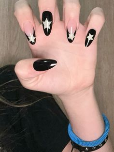 💫💫✨🌟 Simple Nails Dark, Laufey Nails, Nails Painted Black, Nails Stars Design, Y2k Nail Designs, Aesthetic Nail Art Designs, Nct Nails, Black Star Nails, Nails Form