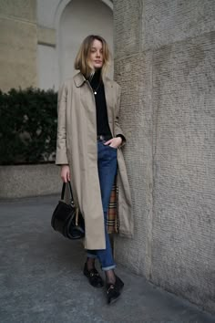 How To Style Loafers Women, Burberry Trench Coat Outfit, Coat Outfit Casual, Loafers Outfit, Burberry Outfit, Burberry Coat, Diy Vetement