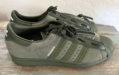 Rare Adidas Superstar Neighborhood gx1401 Dark Green Suede Size 9.5 In collaboration with the Japanese brand NEIGHBORHOOD, the popular adidas Superstar 80s will take a new dimension. The suede upper features fine leather accents, a removable zip tongue overlay and zigzag stitching. Finished with NEIGHBORHOOD and adidas logo. Trippy Pictures, Adidas Superstar 80s, Shoe Wall, Swag Shoes, Leather Accents, Green Suede, Adidas Logo, Cute Shoes, New Shoes