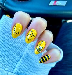 Dip Nail Ideas Yellow, Bumblebee Nails Honey Bees, Bumblebee Acrylic Nails, Bee Nail Designs Simple, Nails Art Yellow, Spring Bee Nails, Yellow Bumble Bee Nails