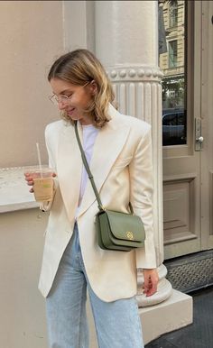 Cream Color Style, Cream Blazers For Women Outfits, How To Style A Cream Blazer Women, Cream Blazer Jeans Outfit, White Cream Blazer Outfit, Creamy Blazer Outfit, Oversize Cream Blazer Outfit, Cream Blazer Outfit Winter, Outfits With Cream Blazer