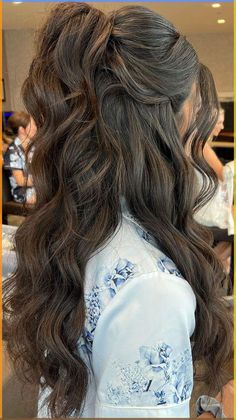 3. Half-Up Subtel Beehive Hairstyle With their versatility and timeless appeal, half up half down hairstyles offer the perfect balance of sophistication Hairstyles Effortless, Beachy Hairstyles, Rambut Brunette, Effortless Waves, Quince Hairstyles With Crown, Beauty Hair Color, Beachy Hair, Simple Prom Hair, Quinceanera Hairstyles