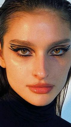 Khol Eyeliner, Eyeliner Color, Graphic Makeup, Creative Makeup Looks, Kesha