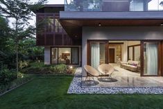 ahmedabad-homes-interior-design-photos-2-2 Hiren Patel Architects, Duplex Floor Plans, Open Bathroom, Indian Home Design, Building Plans House, Wooden Screen, Brick And Wood, Bungalow Design