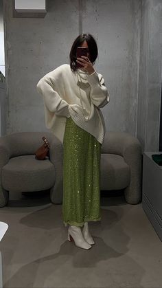 Sequin Skirt Outfit, New Years Outfit, Looks Party, Dinner Outfits, Looks Chic, A Mirror, Style Mistakes, Green Skirt