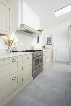 A large cream kitchen with Hambleton Grey tiles.