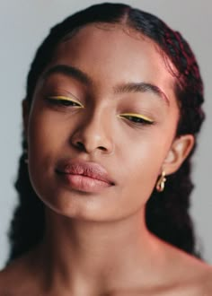 9 Hydrating Face Powders That Never Look Cakey Yara Shahidi Makeup, Navy Blue Eyeliner, Trucco Glam, Blue Eyeliner, Cool Makeup Looks, Beauty Make-up, Colored Eyeliner