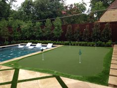 Great backyard turf and putting green Backyard Turf, Fake Grass Backyard, Artificial Lawn, Swimming Pools Backyard, Artificial Turf, Side Yard, Dream Backyard, Backyard Projects