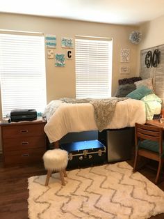 a bedroom with a bed, desk and chair in it's centerpieces