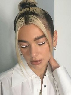 Vogue Beauty, Dua Lipa, Kourtney Kardashian, Grunge Hair, Beauty Trends, Kendall Jenner, Hair Highlights, Maquillaje De Ojos, Idaho