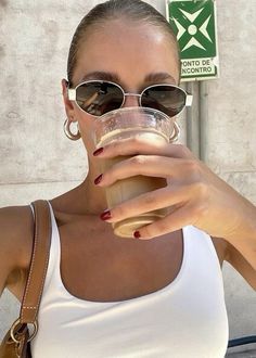 summer in greece, aesthetic, fashion, clean girl, summer, tan, it girl نظارات شمسية, Looks Street Style, Cat Eyes, Metal Sunglasses, Oval Sunglasses, Men Vintage, Summer Photos, Moda Vintage, Beach Accessories