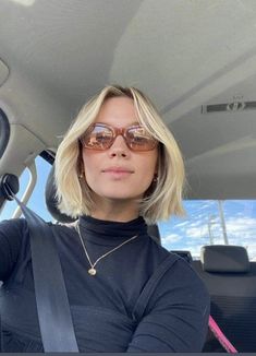 Scandinavian Hairline Blonde Short Hair, 90s Short Blonde Hair, Blonde Short Blowout, Chin Length Blonde Hair, Short Blonde Hair Blowout, Short Hair Cuts Blonde, Hailey Bieber Blonde Bob, Short Hairstyle Women Blonde, Blonde Hair Bob