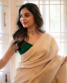 Athmika Sumithran, Golden Blouse Designs, Onam Outfits, Onam Saree, Golden Blouse, Golden Saree, Saree Wearing Styles, Simple Saree Designs, New Saree Blouse Designs