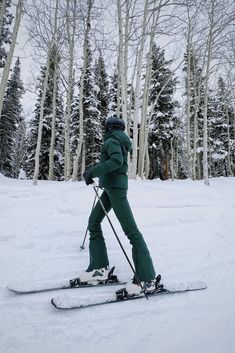 womens ski gear, green ski outfit, skisuit, cute women's ski clothes, dark green ski pants, dark green jacket, puffer jacket, hunter green skiing outfit, mountain aesthetic, vintage ski vibes Womens Ski Gear, Ski Outfit Aesthetic, Ski Gear Women, Ski Vibes, Green Jacket Outfit, Ski Fits