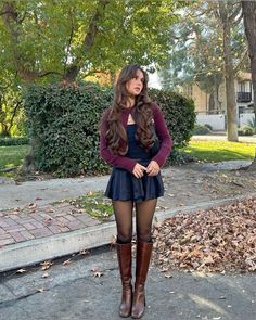 Stile Blair Waldorf, Adrette Outfits, Look Adidas, Fest Outfits, Skirt Outfits Fall, Estilo Indie, Skandinavian Fashion, Skirts With Boots