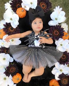 Halloween Baby Pictures, Fall Baby Pictures, First Halloween Costumes, Baby Milestones Pictures, Halloween Romper, Monthly Baby Pictures, Baby Milestone Photos, Baby Kostüm