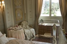 a bed room with two beds sitting next to each other in front of a window