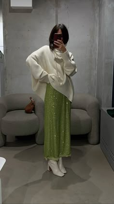 Winter Tea Party Outfit, Sequin Skirt Outfit, Nye Outfits, Dinner Outfits, Mode Inspo, Looks Chic, Green Skirt, Mode Inspiration, Looks Style