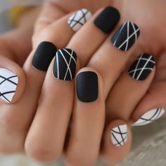 Uñas postizas transparentes desnudas, redondas y cortas con diseño, estampado de calavera, Gel UV, uñas postizas artificiales acrílicas, puntas prensadas                                                                                                                            Especificación:     Diseño creativo de uñas postizas cortas, adecuadas para la oficina, el hogar y la escuela.    Fácil de usar, acogedor, saludable y moderno, el mejor regalo para familiares y amigos.    Utilice la pe Round Fake Nails, Full Nail Tips, Nail Art French, Aquarius Art, Neutral Nail, Short Fake Nails, Nail Shimmer, Nagel Tips, Nails Tips