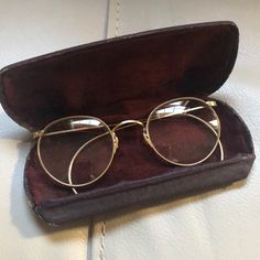 Vintage / Antique Eye Glasses With Original Case Unsure If These Are Men’s Or Women’s Glasses. Artcraft 1/10 12k Gf Guess These Are Circa 1930’s-1940’s ?????? Can’t Confirm. Play, Costume, Movie Prop Wire Rimmed Glasses Aesthetic, Funky Glasses Aesthetic, Crowley Glasses, Aesthetic Glasses Men, Sunglasses Aesthetic Men, Dark Academia Glasses, 1940s Glasses, Dark Academia Boy, 1900s Aesthetic