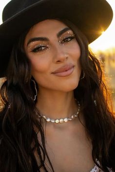 The Best Looks from Coachella 2023 Festival | Indio, CA USA Coachella Festival Makeup, Coachella Looks 2023, Country Festival Makeup, Beach Festival Makeup, Untold Festival Outfit, Maquillaje Festival Coachella, Maquillage Festival Coachella, Music Festival Outfits Aesthetic, Make Up Coachella