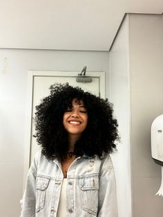 Fotos raras de um sorriso meu. Curly Hair Braids, Colored Curly Hair, Hairdos For Curly Hair, Natural Curls Hairstyles, 11k Followers, Curly Hair Inspiration, Curly Girl Hairstyles, Hair St, Curly Hair Cuts