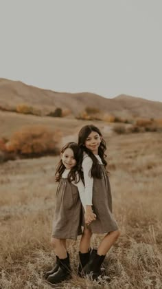 Kid Picture Poses, Sister Picture Poses, Fall Photoshoot Family, Big Family Photos, Fall Family Session