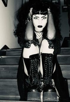 Trad Goth Photoshoot, Goth Photoshoot Ideas At Home, Plus Size Trad Goth, Goth Picture Ideas, Goth Poses, Goth Pics, Goth Photoshoot, Goth People, Goth Girl Aesthetic