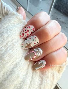 Cookies Nails Art Designs, Christmas Nails 2023 Gingerbread, Ski Holiday Nails, Christmas Cookie Nail Art, Cute Christmas Nails Gingerbread, Acyrilics Nails Christmas, Gingerbread Nail Art Designs, Gingerbread Gel Nails, Christmas Nails￼