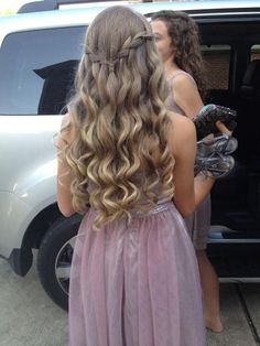 Prom Hair Boho Ideas Junior Bridesmaid Hair, Simple Prom Hair, Blonde Curls, Homecoming Hair Down, Homecoming Hair, Long Hai, Trending Hairstyles