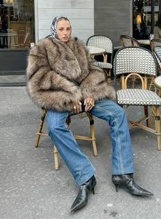 Short Fur Coat Outfit, Long Fur Coat Outfit, Fur Jacket Outfits, Fur Coat Outfit Casual, Faux Fur Jacket Outfit, Fur Coat Street Style, Big Fur Coat, Faux Fur Coats Outfit, Fur Jacket Outfit