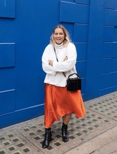 Slip Skirt Outfit, Plus Size Street Style, Satin Skirt Outfit, White Oversized Sweater, Satin Fashion, Mid Size Fashion, Plus Size Fall Outfit, Orange Skirt, Curvy Model