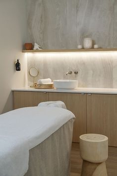 Été 2024 : "Plongez dans l'univers d'un spa esthétique avec nous ! Accordez-vous des moments de self-care avec nos soins de la peau, masques pour le visage, pédicures et manicures. Adoptez une routine qui vous permet de prendre du temps pour vous. Découvrez nos photos inspirantes et nos idées de décoration pour créer une ambiance de spa à la maison. Transformez chaque instant en une expérience de bien-être avec nous.'' Massage Room Design, Spa Aesthetic, Massage Room Decor