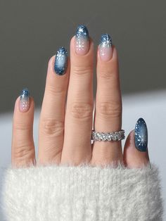 21 Snowflake Nail Ideas to Try This Winter Winter Sky, Great Nails, Sparkly Nails, Xmas Nails, Fashion Toys, Holiday Nails, Blue Nails, Almond Nails, Winter Nails