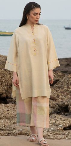 Casual Eastern Wear, Pakistani Winter Dresses Casual, Eid Dress Designs Ideas, Eid Dresses Ideas, Eid Dress Ideas, Decent Dresses, Long Shirt Outfits, Ootd Lebaran