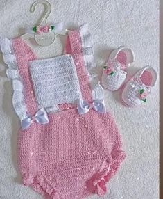 Baby Crochet Clothes, African Kids Clothes, Crochet Baby Costumes, Crochet Wall Art, African Children, Easy Crochet Stitches, Crochet Bebe, Crochet Handbags Patterns, Crochet Set