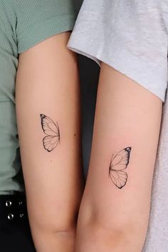 30 Simple Yet Meaningful Matching Tattoos Tattoo Amigas, Cute Sister Tattoos, Matching Bff Tattoos, Cousin Tattoos, Tattoo Leggings, Maching Tattoos, Twin Tattoos, Cute Matching Tattoos, Matching Friend Tattoos