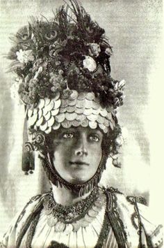 Serbian bride with the bridal headdress Smiljevac (Смиљевац) from central Serbia Folklore Pictures, Croatian Style, Bridal Headdress, Eastern European, Black White Photos, Anthropology, Fabric Art