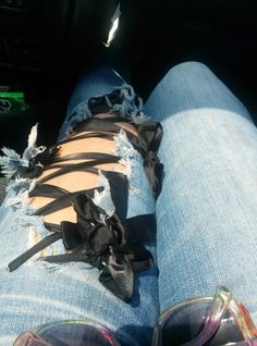 How To Make Ripped Jeans, Diy Ripped Jeans, Diy Cut Shirts, Diy Clothes Refashion, Diy Clothes Design, Diy Fashion Hacks, Instagram Videos, Diy Fashion Clothing, Denim Crafts