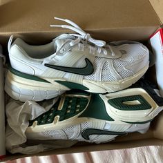 Nike V2k Run White/Cream/Green Womens 11.5 Men’s 10 Brand New In Box. Too Small :( Sold Out Everywhere! Unisex Men Or Women’s Nike V2k Run Outfit, Nike V2k Run, Nike Outfits Men, Future Sneakers, Nike V2k, Pretty Sneakers, Urban Shoes, White Nike Shoes, Type Shi