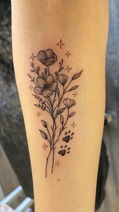 Tattoo Flowers Paws Dog Labrador Flower Tattoo, Flower Tattoos With Paw Prints, Dog Print Flower Tattoo, Flower Bouquet With Dog Paw Tattoo, In Memory Flower Tattoo, Tattoo Ideas For Animals That Passed, Flowers And Paw Print Tattoo, Dog Theme Tattoo, Paw And Flower Tattoo