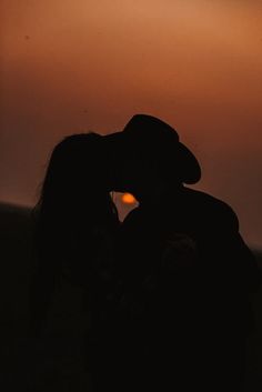 Country couple aesthetic Wild West Couple Aesthetic, Cowboy And Cowgirl Couple Aesthetic, Dark Cowboy Romance Aesthetic, Ranch Couple Aesthetic, Western Love Aesthetic, 90s Engagement Photos, Cute Country Aesthetic, Cowboy Relationship Goals